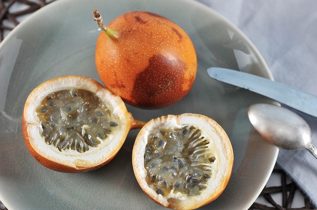 Granadilla o granatina frutto della passione sul blu