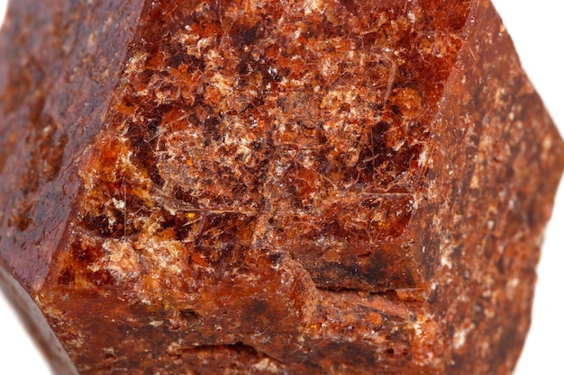 Granato di pietra minerale macro su sfondo bianco