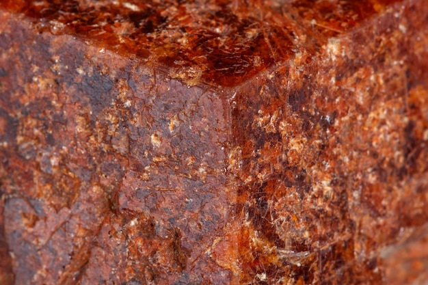 Granato di pietra minerale macro su sfondo bianco