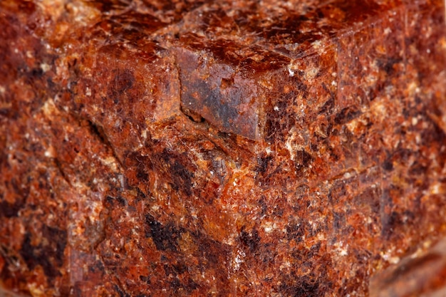 Granato di pietra minerale macro su sfondo bianco