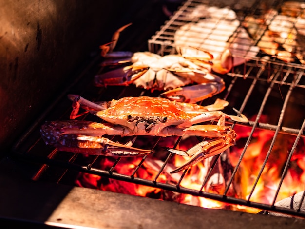 Granchi di pesce fresco grigliate barbecue per cena.