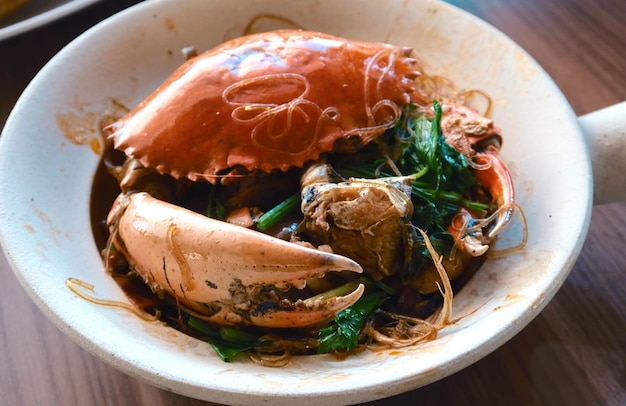 Granchio di mare fresco al forno con vermicelli o pasta di vetro nella pentola