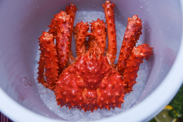 Granchio reale d'Alasca sul granchio rosso Hokkaido di vista superiore del secchiello del ghiaccio al mercato dei frutti di mare