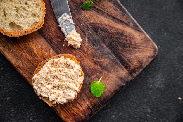 granchio rillettes smorrebrod panino frutti di mare aperitivo cibo pasto sano snack sul tavolo