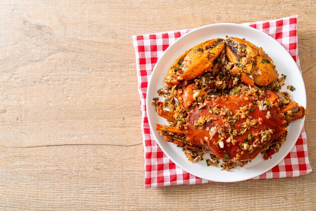 Granchio saltato in padella con sale piccante e pepe - Stile di mare