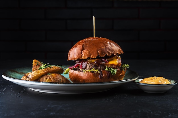 Grand Burger con salsa BBQ e patate fritte a spicchi