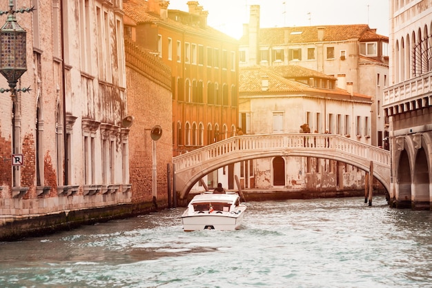 Grand Canal con gondole a Venezia Italia