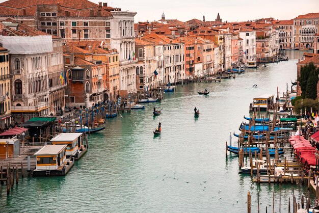 Grand Canal con gondole a Venezia Italia