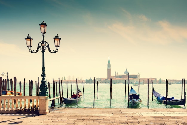 Grand Canal e gondole a Venezia, Italia. Filtro vintage, effetto retrò