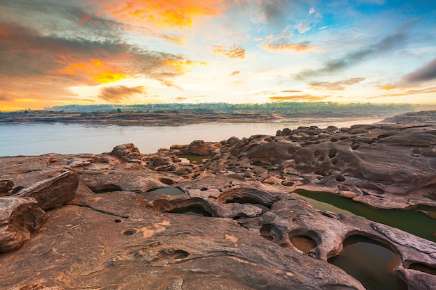 Grand Canyon della Thailandia La natura della valle rocciosa nel fiume Mekong Chom Dao Beach