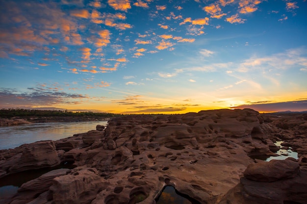 Grand Canyon in Thailandia Naturale del canyon di roccia nel fiume Mekhong Hat Chom Dao o Chomdao Beach e