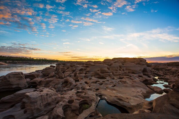 Grand Canyon in Thailandia Naturale del canyon di roccia nel fiume Mekhong Hat Chom Dao o Chomdao Beach e