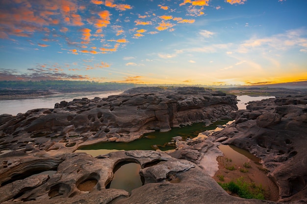 Grand Canyon in Thailandia Naturale del canyon di roccia nel fiume Mekhong Hat Chom Dao o Chomdao Beach e