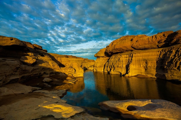 Grand canyonUbon RatchathaniScenario della grande gola erosa delle rapide rocciose con il fiume Mekong e il colore