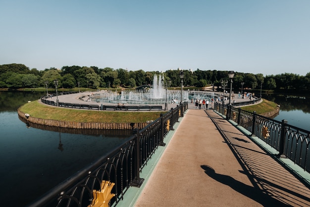 Grand Palace a Tsaritsyno in estate, Russia. Il parco Tsaritsyno è una delle principali attrazioni turistiche di Mosca. Bella vista panoramica del vecchio complesso di Tsaritsyn in estate.