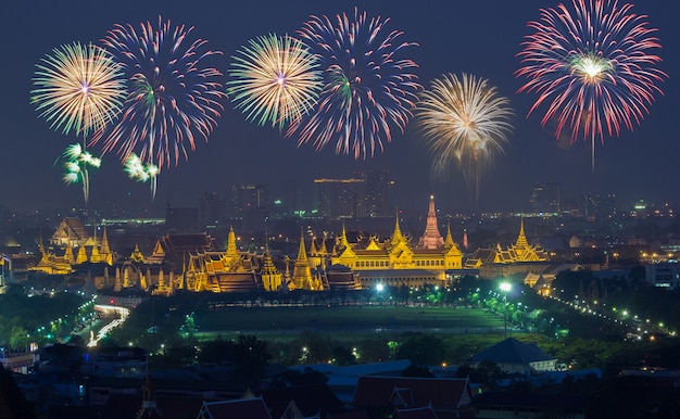 Grand Palace al crepuscolo con Colorful Fireworks (Bangkok, Tailandia)