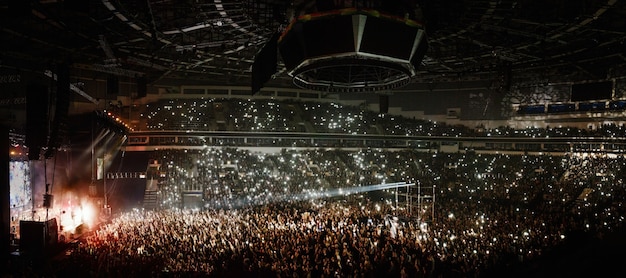 Grandangolo estremo, foto panoramica di un concerto rock in una grande arena, le luci nella hall