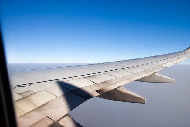 grande aereo sul cielo blu