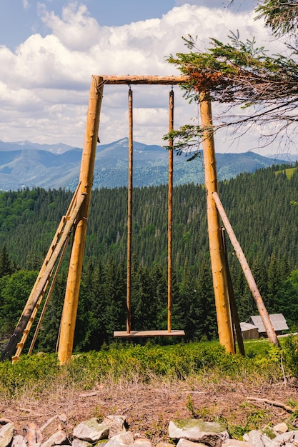 Grande altalena in legno sullo sfondo delle montagne. Carpazi ucraini