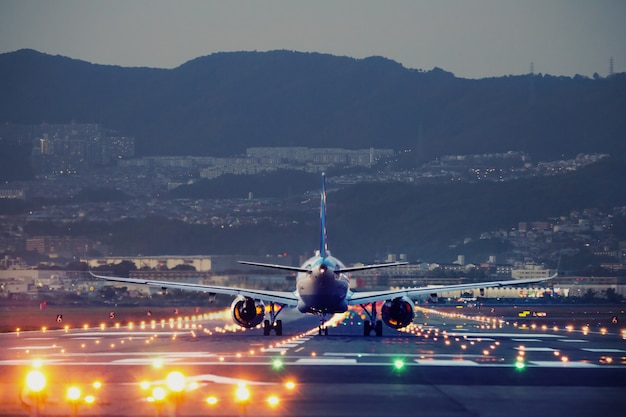 Grande atterraggio aereo all'aeroporto di Itami a Osaka, in Giappone
