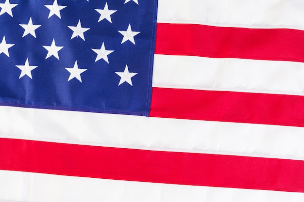 Grande bandiera americana su sfondo bianco.