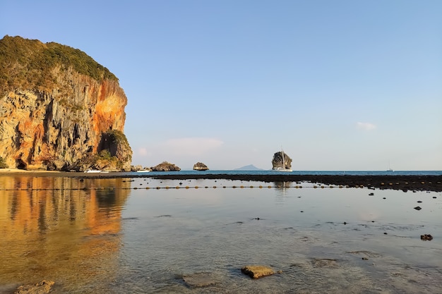 Grande bassa marea sulla spiaggia della grotta di pranang Serata soleggiata e ampia spiaggia sabbiosa di cielo azzurro chiaro