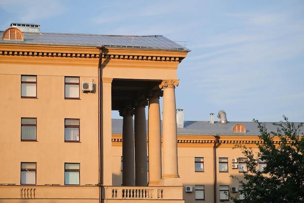 grande bel palazzo con lunghe colonne e molte finestre della città