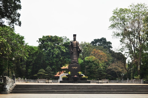 Grande bronzo dell'imperatore Ly Thai To della dinastia Ly del Vietnam nel parco Indira Gandhi per i viaggiatori stranieri vietnamiti visitano la via Lang Ha a Ba Dinh Square il 12 aprile 2016 ad Hanoi Vietnam