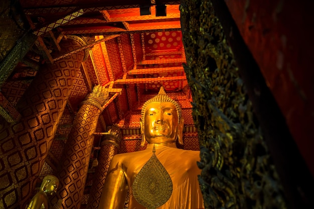 Grande Buddha al tempio di Watanan Provincia di Phra Nakhon Si Ayutthaya