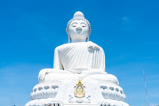 Grande Buddha di marmo bianco con cielo blu