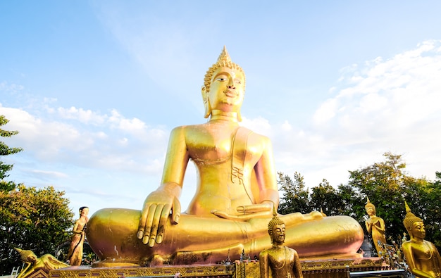 Grande Buddha dorato in Tailandia