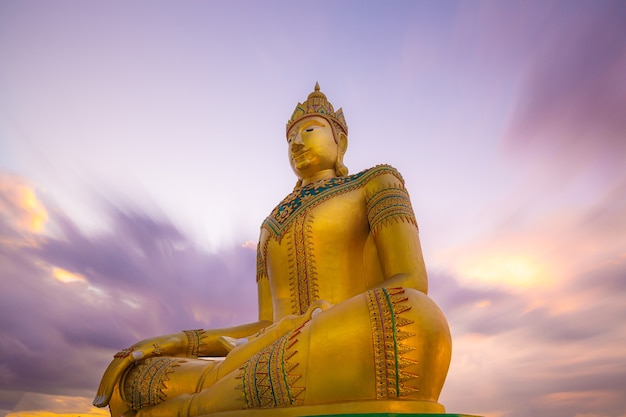 grande buddha doratoGrande buddha Il colore dorato scintillante è bellissimo