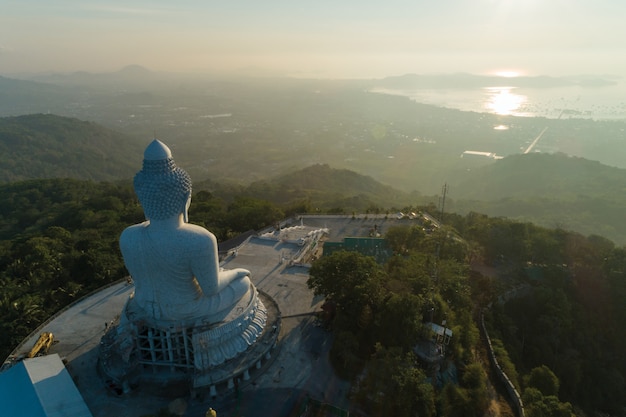 Grande buddha sopra l'alta montagna a Phuket Tailandia Drone di vista aerea sparato di mattina.