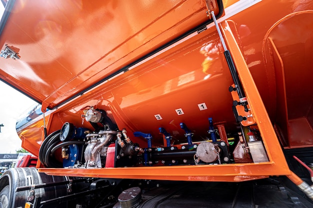 Grande camion cisterna di carburante sullo sfondo del cielo blu