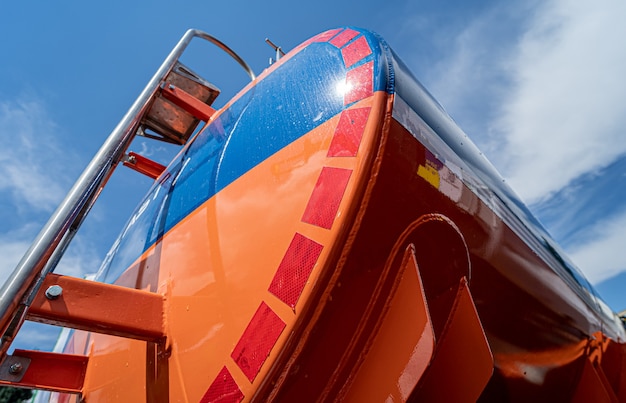 Grande camion cisterna di carburante sullo sfondo del cielo blu