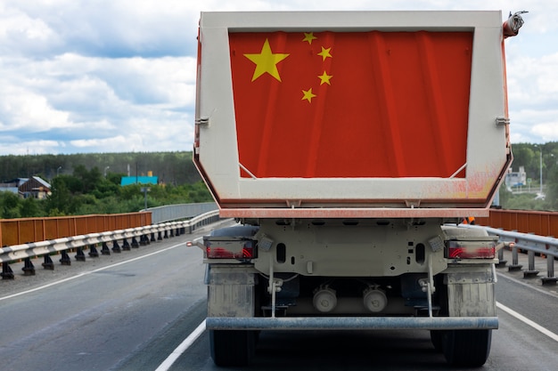 Grande camion con la bandiera nazionale della Cina in movimento sull'autostrada