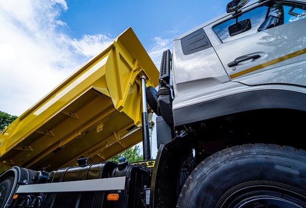 Grande camion del grano sullo sfondo del cielo blu