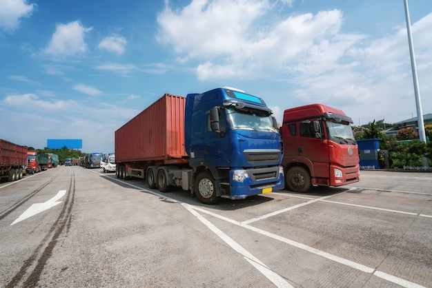 Grande camion portacontainer nell'area di sosta dell'autostrada