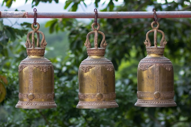 Grande campanile appeso fuori