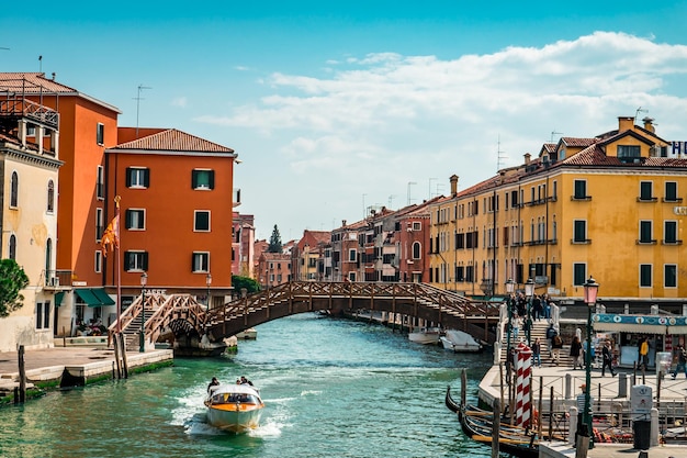 Grande canale in mezzo a edifici contro il cielo