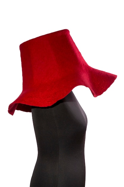 Grande cappello rosso di lana su un manichino su sfondo bianco