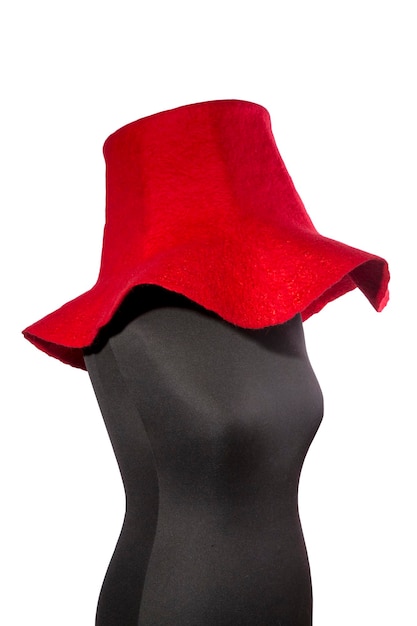 Grande cappello rosso di lana su un manichino su sfondo bianco