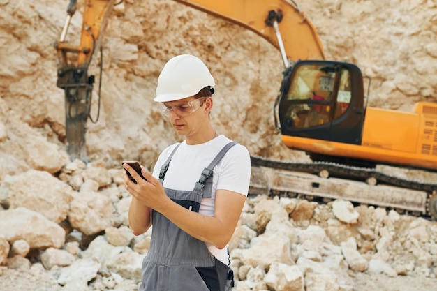 Grande carriera L'operaio in uniforme professionale è in prestito durante il giorno