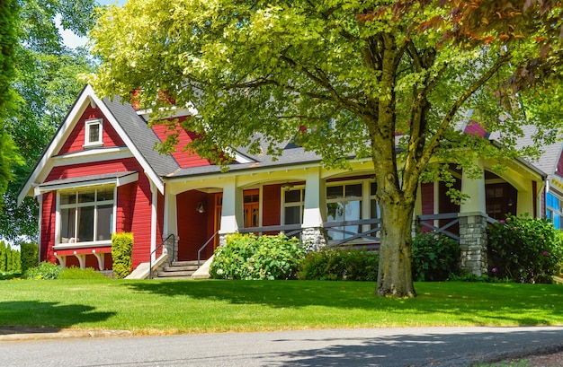 Grande casa rossa degli agricoltori nella columbia britannica canada