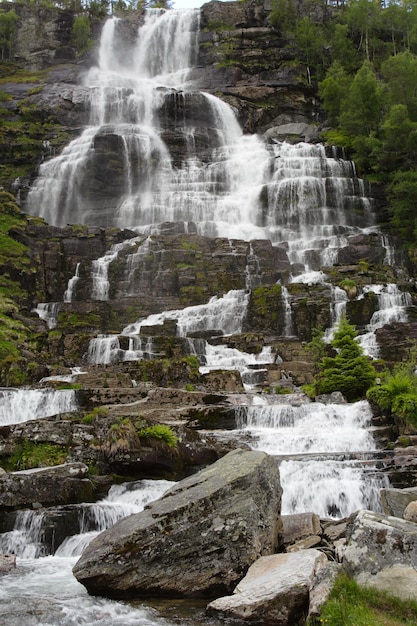 Grande cascata nei boschi estivi, Norvegia