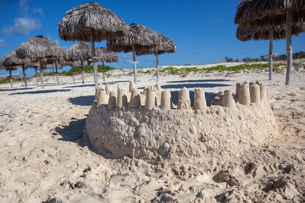 Grande castello di sabbia su una spiaggia di sabbia bianca