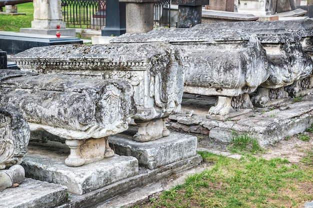 Grande Cattedrale di Nostra Signora del Don e tombe antiche grave necropoli Monastero di Donskoy Mosca