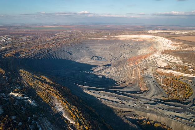 Grande cava per l'estrazione del minerale