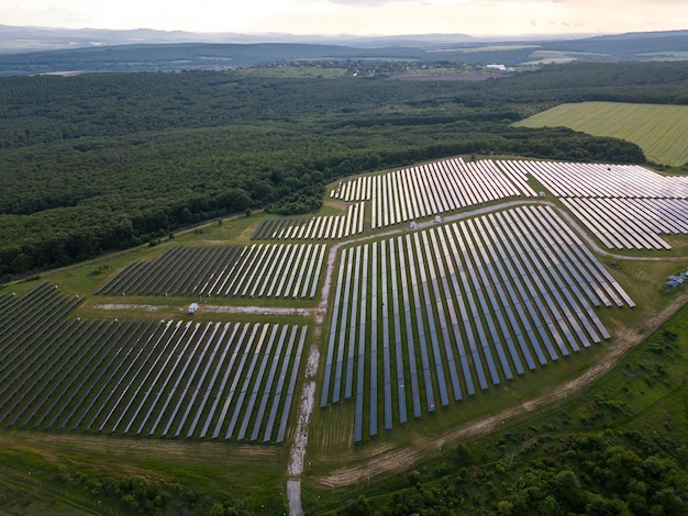 Grande centrale elettrica solare su una vista aerea del prato verde