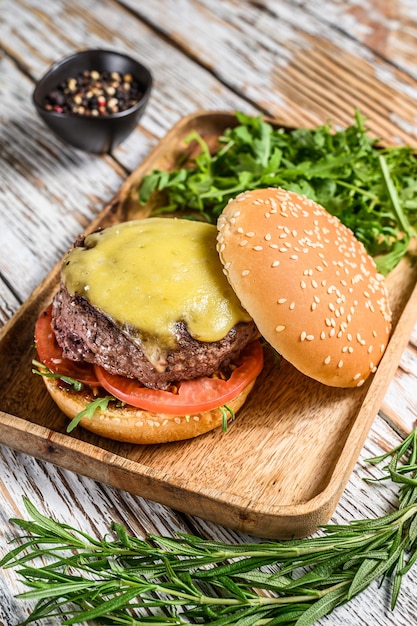 Grande cheeseburger con carne di manzo, pomodoro, formaggio e rucola